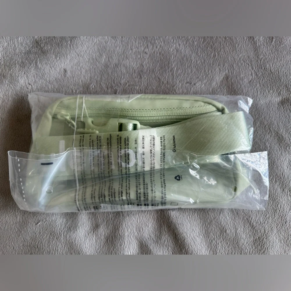 lululemon athletica Kohlrabi Green/White Everywhere Bag - Picture 2 of 2